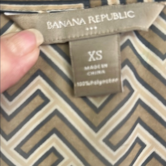 Geometric Patterned Sleeveless Top - Silver and Gray - Picture 2 of 3